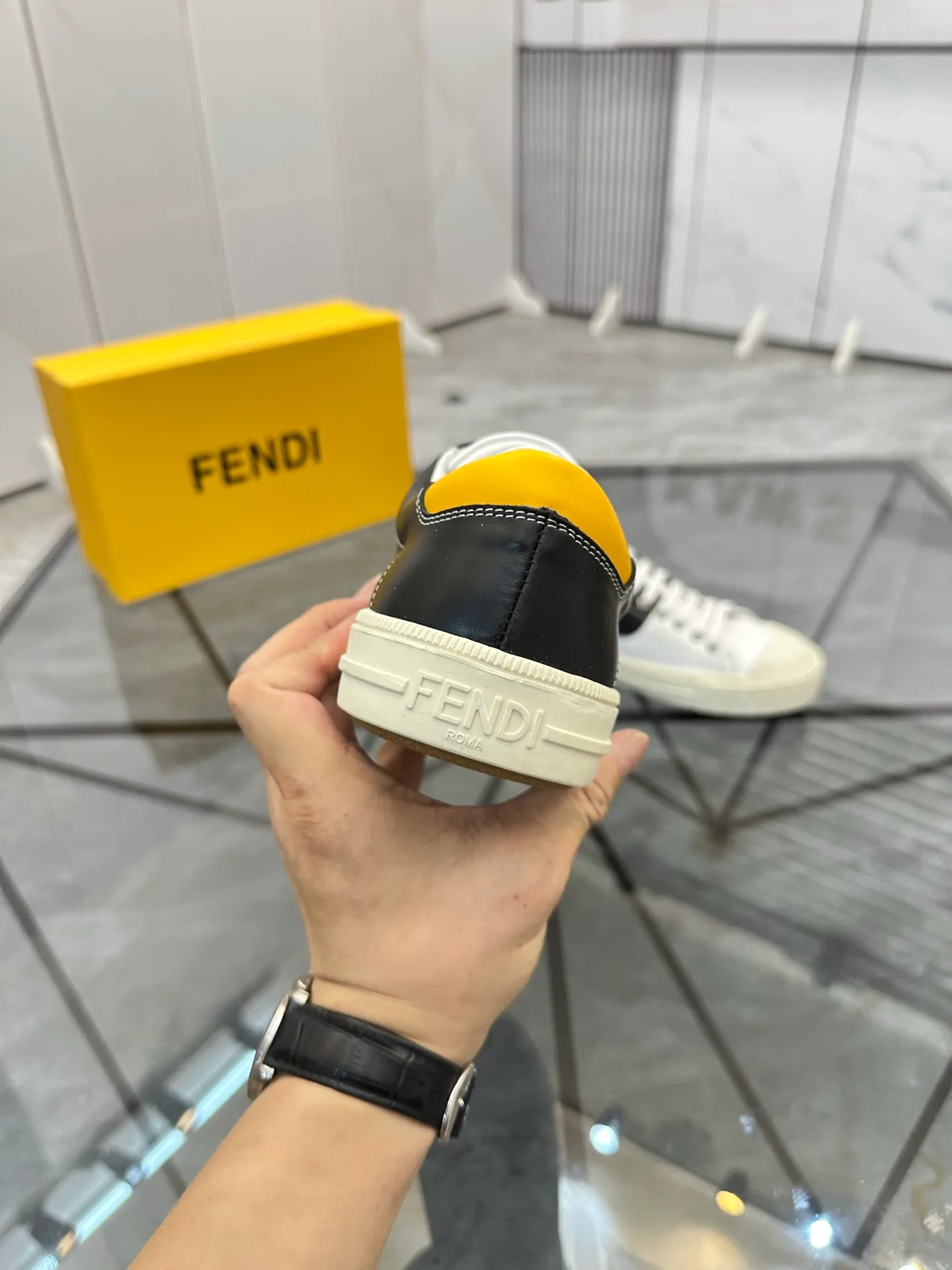 Selling men's shoes 💰: 💰P440¥ Product trademark: Fendi* "Fendi*" low-top casual shoes Regular size: 38-44 (can be customized to 45) Product materials: imported cowhide upper, sheepskin lining, original outsole. No.:6735